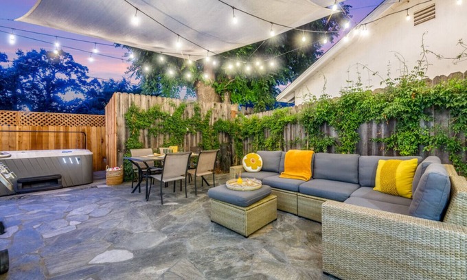 Thousand Oaks House | Modern Cottage, Jacuzzi, Bistro Patio, Walk to Everything!