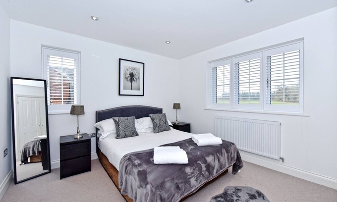 Henley House | Modern Cottage with rural views near charming pub, near Henley on Thames