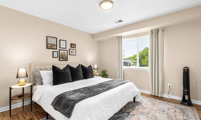 Roseville Apartment | Modern & Cozy 1BR Upper Flat | King Bed + Laundry