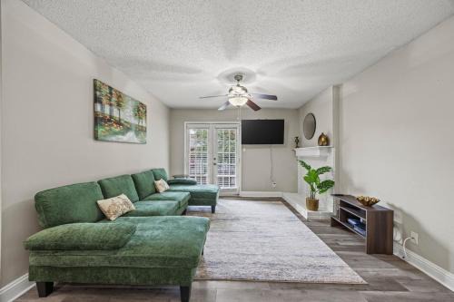 Addison Apartment | Modern & Cozy 1BR with a Pool plus Walk to Bars & Bites
