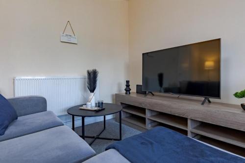 Smethwick Apartment | Modern Cozy 2BR Flat- Free parking- Near WBA