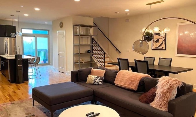 East Falls House | ‘Modern & Cozy Getaway Center City Skyline Views