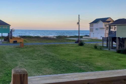 Crystal Beach House | Modern Crystal Beach Escape - 225 Feet to Shore!