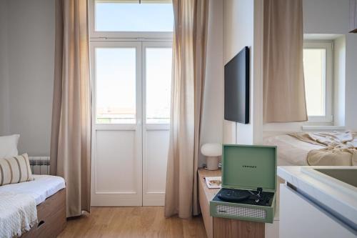 Vinohrady Apartment | Modern design studio with fast WI-FI & balcony