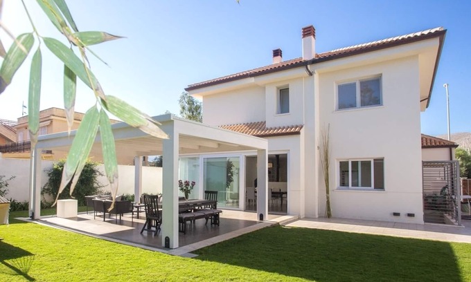 Mondello Villa | Modern detached villa near the beach of Mondello
