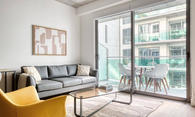 City West Apartment | Modern Downtown 1BR w/Pool, Gym & W/D near Staples Center, by Blueground (LAX 544)
