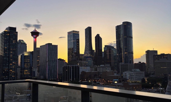 Victoria Park Apartment | MODERN DOWNTOWN APARTMENT - Only a 5 minute walk to the Stampede grounds.