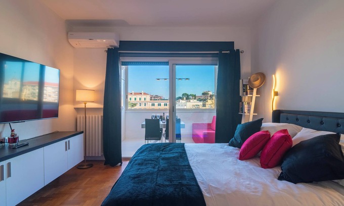 Quartiere XIII Aurelio Apartment | Modern downtown apartment with panoramic view of St. Peter's dome