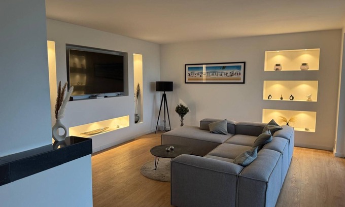 Norderstedt House | Modern dream home with 5 bedrooms, private spa and gym