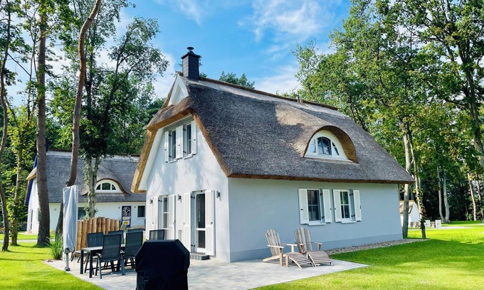 Zirchow House | Modern Eingerichtetes Reetdachhaus mit Einladender Terrasse
