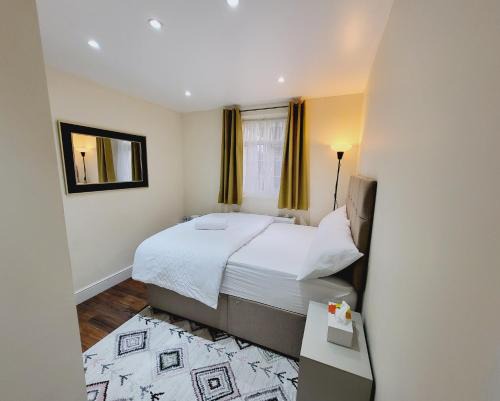 Ashford House | Modern En-Suite Garden View Room - Self Check-In