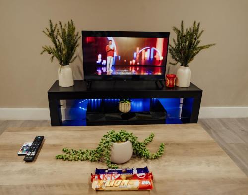 Wolverhampton Apartment | Modern Flat l Molineux 5 Min l Smart TV l WiFi l Free Parking