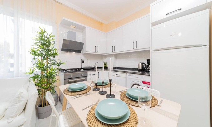 Avsallar Apartment | Modern Flat with Shared Pool and Balcony in Alanya