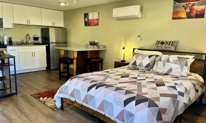 Eastland Apartment | Modern furnished, fully-equipped Studio Appartment in School Neighborhood