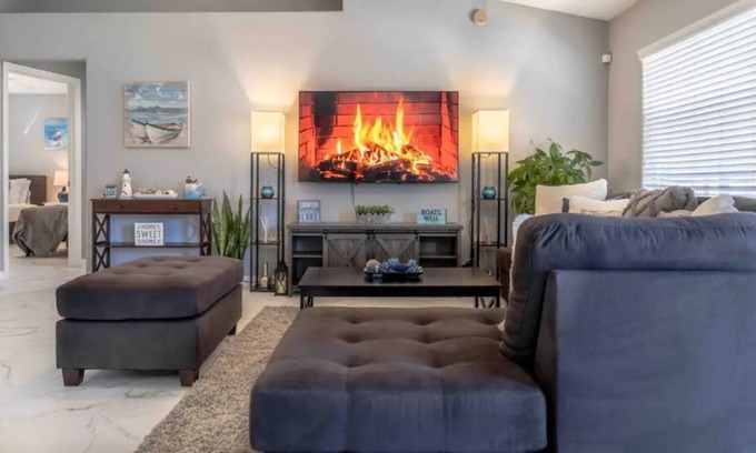 Winter Haven House | Modern heated pool (salted) home 15min to Legoland