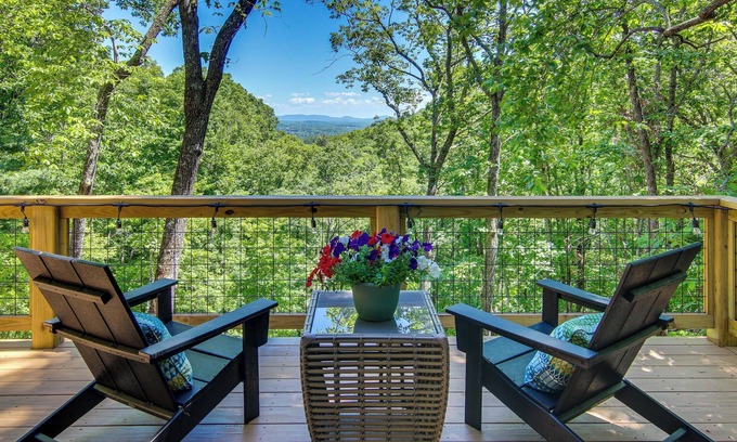 Hendersonville House | Modern Hendersonville Home: Deck & Mountain Views!