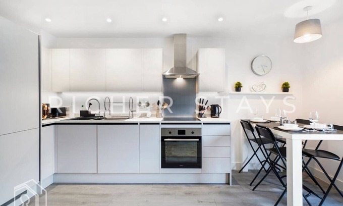 Hemel Hempstead Apartment | Modern High St Studio w/Balcony