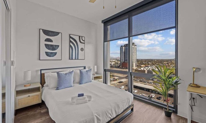 Evans Churchill Apartment | Modern Highrise STU w/Sky Pool, Parking, Gym 02