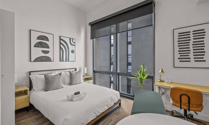 Evans Churchill Apartment | Modern Highrise STU w/Sky Pool, Parking, Gym 10
