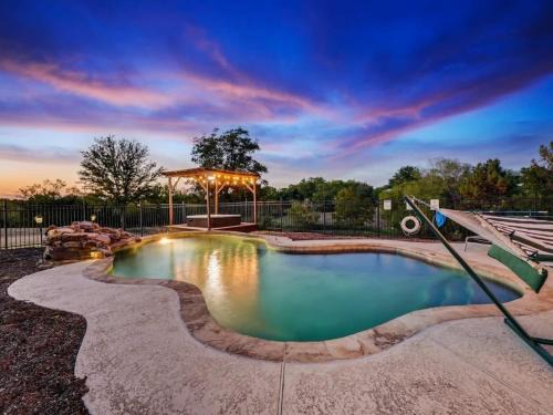 Denton House | Modern Home - 1 Acre Lot w Pool Patios Jacuzzi