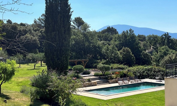 Vaison-la-Romaine House | Modern home located in valley surrounded by great vines