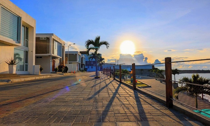 Manta House | Modern House In Front of the Ocean