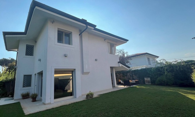 Forte dei Marmi House | Modern house with garden and all comforts 5 minutes walk from the sea