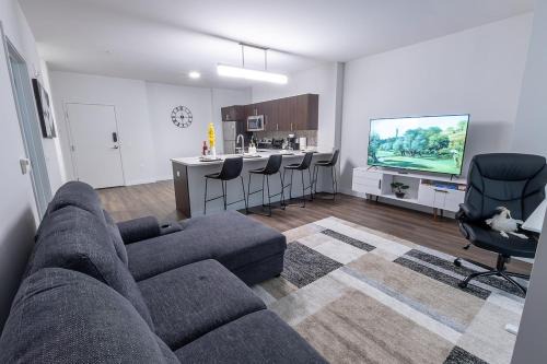 Downtown Wilmington Apartment | Modern King Suite Downtown Walkable Pool & Gym