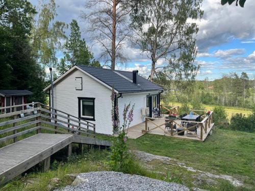 Orebro County House | Modern Lakeside Hideaway