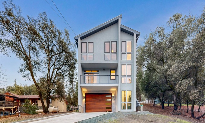 Groveland House | Modern landing pad near Yosemite with balconies, wildlife views, community perks