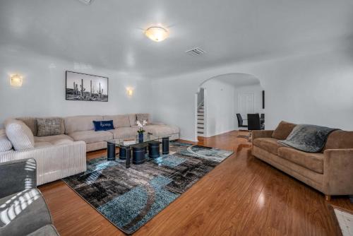 Melrose Apartment | Modern Large 2 level 2-Bedroom 2-Bathroom By West Hollywood