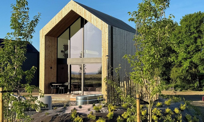 Bohon House | Modern lodge for 2 with a hot tub and a firepit