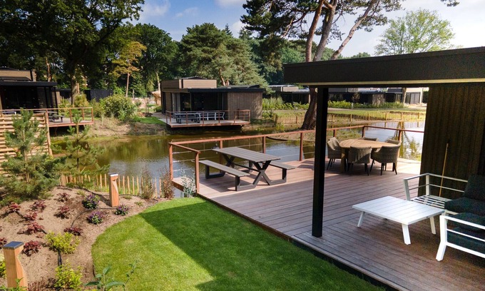 Municipality of Rhenen House | Modern lodge on the water