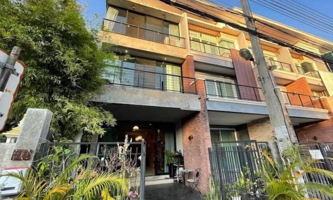 Su Thep House | Modern Loft Townhouse In Nimman (Quiet Street)