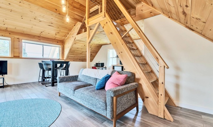 Martinsville Apartment | Modern Loft with a timeless Ocean View