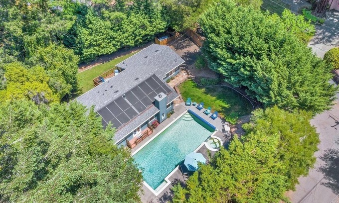 Guerneville House | Modern Log house! Private Pool! Spa! Close to town