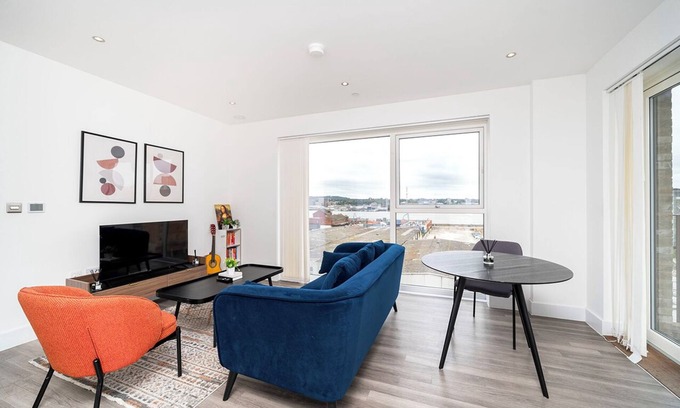 Royal Docks Apartment | Modern London Stay - Close to O2 and Canary Wharf