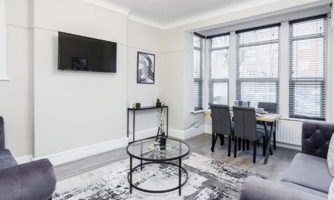 Southend-on-Sea Apartment | Modern & Lovely 2BR City Centre Near High St by Luxiety Stays