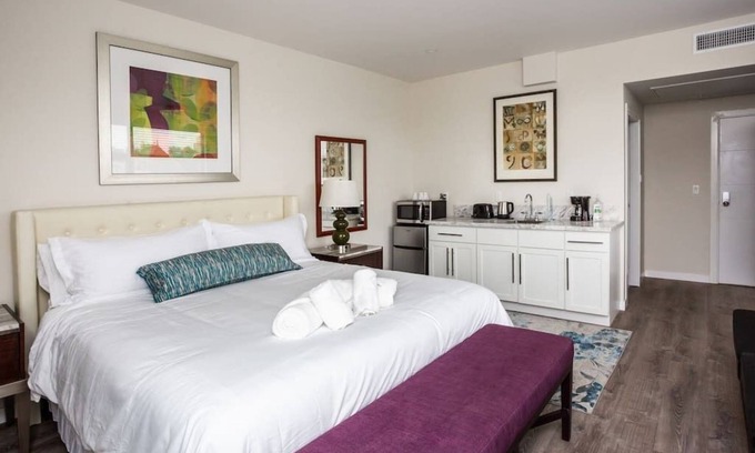 Bankers Hill Apartment | Modern, Luxurious and Prime location All in One