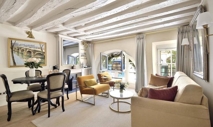 Paris City Center Apartment | Modern & Luxurious Split-Level on Ile de la Cite, Perfect for 4!
