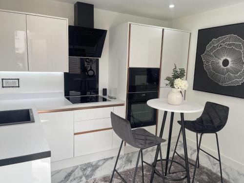 Basildon Apartment | Modern-luxury 1bedroom-EnsuiteBathroom-Garden-Wifi