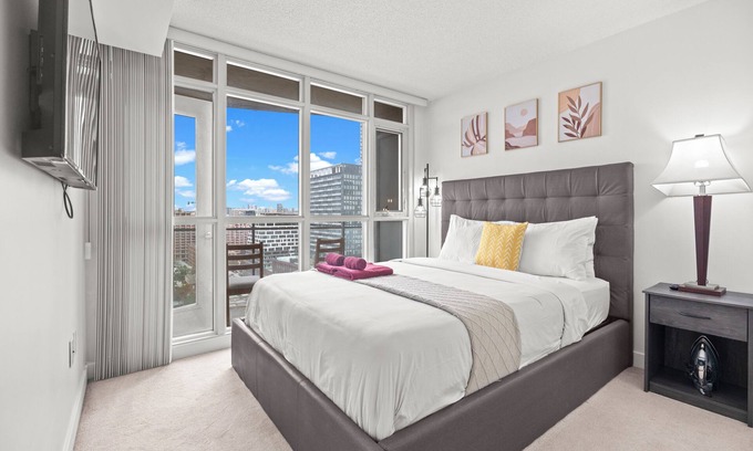 Wellington Place Condo | Modern & Luxury Condo in Downtown + 1 Free Parking