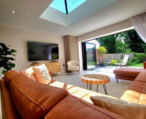 Watford House | Modern Luxury Home with Spacious Garden close to Warner Bros Studio