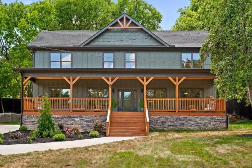 Rossville House | Modern Luxury Retreat Stay Near Chattanooga