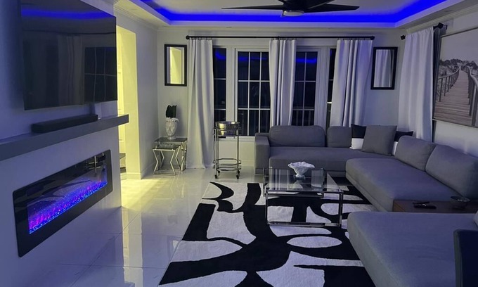 Little Bay House | Modern Luxury TH, 24 Hrs Sec Gated Comm, PVT Beach, Pool, Ocean Front, WI-FI, AC