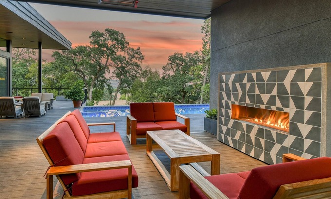 Sonoma House | Modern Luxury Villa at base of Sonoma Mountain- Includes Wine Tasting Passport
