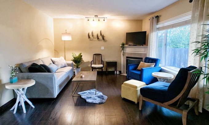 Portland House | Modern Meets Vintage - 3Bed/2.5Bath in Bethany