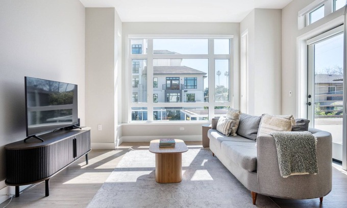Sunnyvale West Apartment | Modern Mountain View 1BR w/Gym, Pool & W/D, nr 84 & 101, by Blueground