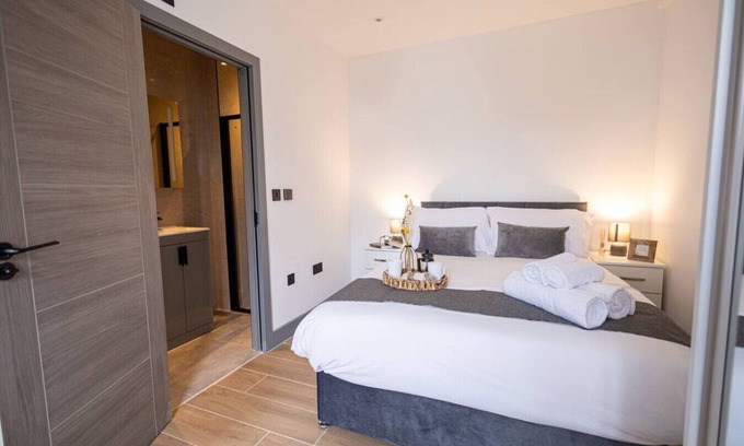 West Finchley Apartment | Modern New 2BR/2BA in Finchley