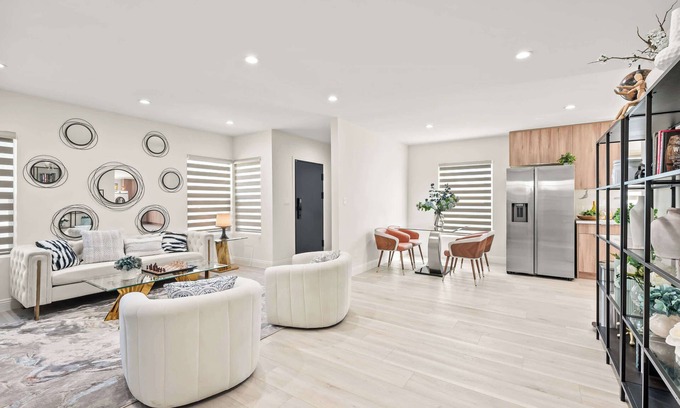 Mount Wilson House | Modern New 3B Home Fully Stocked Cozy Sunlight